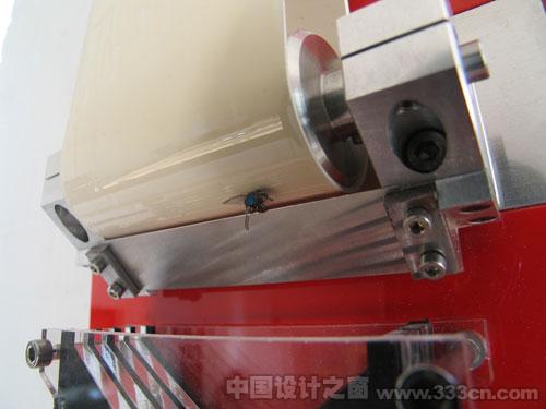 微生物燃料電池消化蒼蠅獲得能量,為LCD鐘表提供能量,維持運(yùn)轉(zhuǎn)。 英國設(shè)計(jì)出吃蒼蠅老鼠的機(jī)器人家具