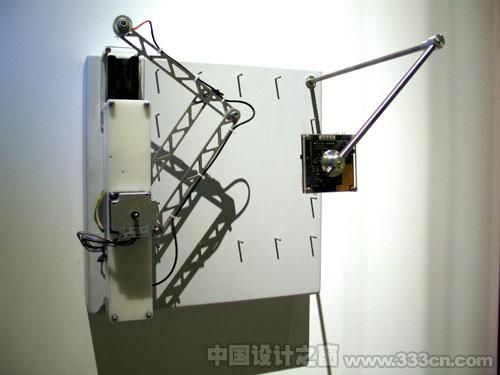 偷蒼蠅的機(jī)器人:這個(gè)機(jī)器人的設(shè)計(jì)有一些黑色幽默色彩。該設(shè)計(jì)鼓勵(lì)蜘蛛在柱狀物之間編織蜘蛛網(wǎng)。右方的攝像頭可以觀察到被蜘蛛網(wǎng)俘獲的蒼蠅,當(dāng)蒼蠅不能動(dòng)彈超過10分鐘后,左邊的機(jī)械臂就會把死蒼蠅丟進(jìn)微生物燃料電池,產(chǎn)生的能量供攝像頭和機(jī)械臂運(yùn)轉(zhuǎn)。 英國設(shè)計(jì)出吃蒼蠅老鼠的機(jī)器人家具